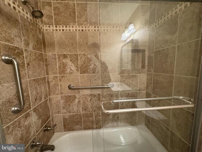 Building Photo - 214 Locust St SE