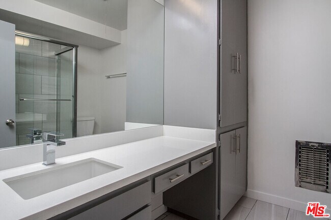 Building Photo - 450 S Los Robles Ave
