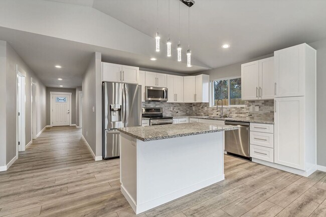 Building Photo - Gorgeous Three Bedroom/Two Bathroom