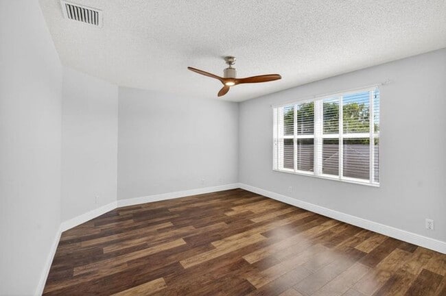 Building Photo - 7306 Spinnaker Bay Dr