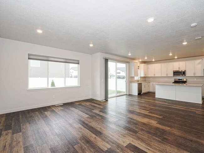 Building Photo - 3 bedroom, 2.5 Bathroom Saratoga Springs Home