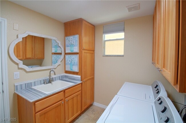 Building Photo - 2859 Dunnottar Ave
