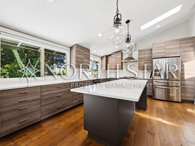 Building Photo - 860 S Skyland Dr