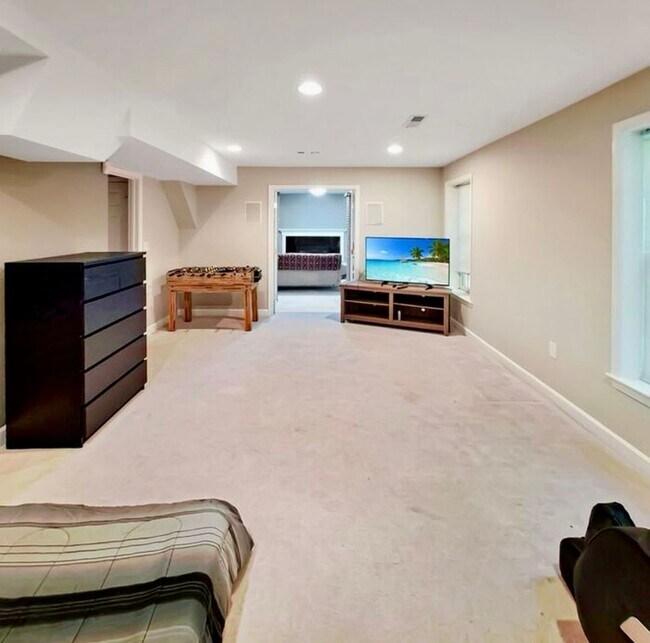 Building Photo - Amazing 5 BR/3.5 BA Single-Family Home in ...