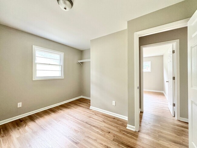Building Photo - Renovated 3-bedroom convenient to I-40