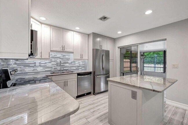 Building Photo - 5846 Mirror Lakes Blvd