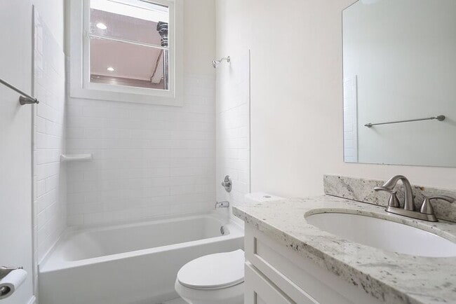 Building Photo - 1832 Baronne St