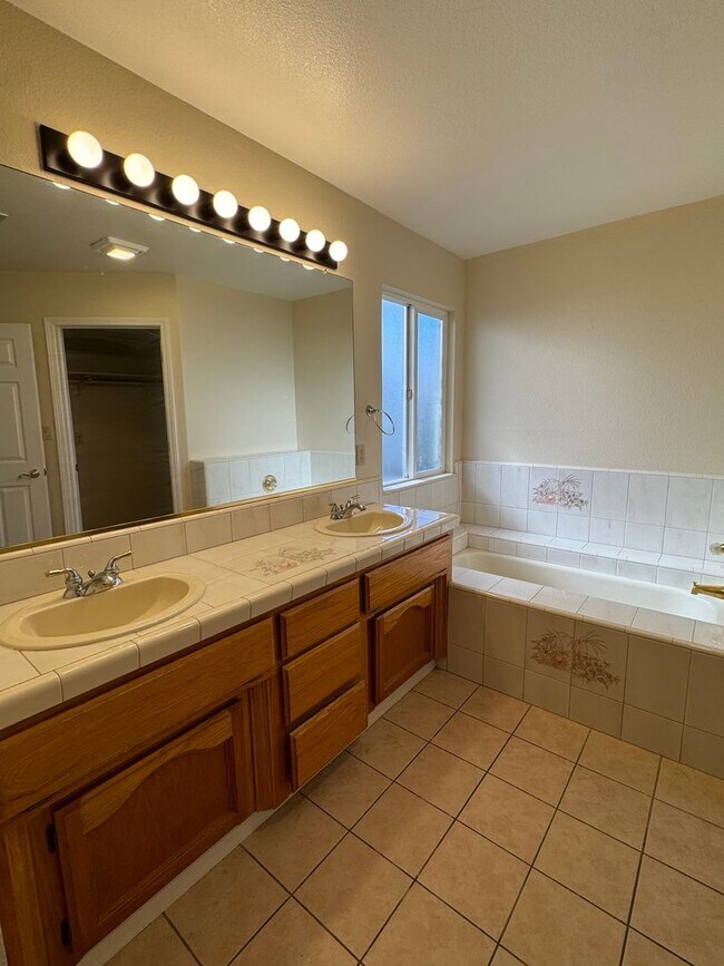 Building Photo - Not your ordinary rental! Pool! Kitchen ai...