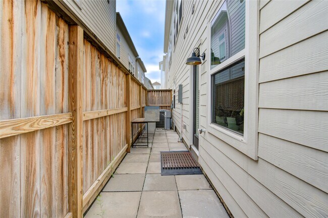 Building Photo - 730 Carriage Knls Dr