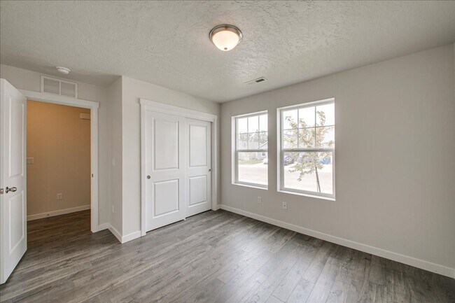 Building Photo - Beautiful 5 Bedroom Home in Nampa, Great Location!