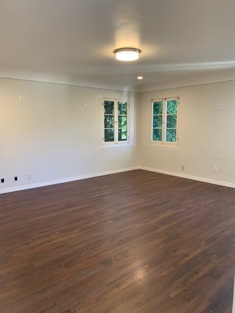 Master bedroom - 251 N Almont Dr