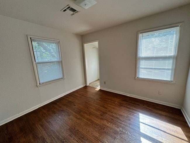 Building Photo - 3 bedroom in Norman Schools, No carpet, fridge and gas stove!