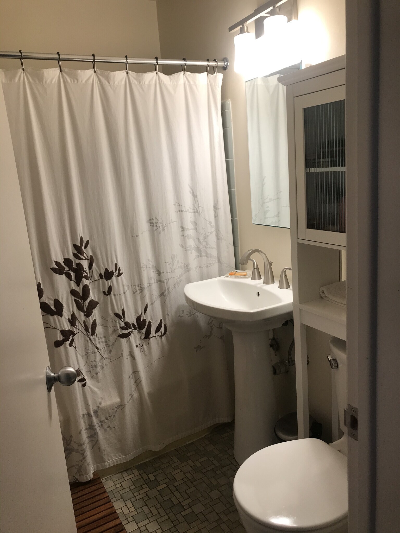 bathroom - 700 E Henry Clay St
