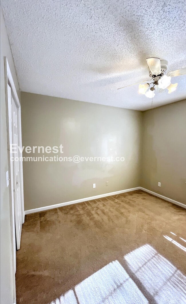 Building Photo - 4911 Hunter Village Dr