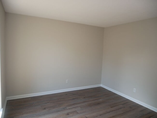 Building Photo - 8015 Ashbrook Dr