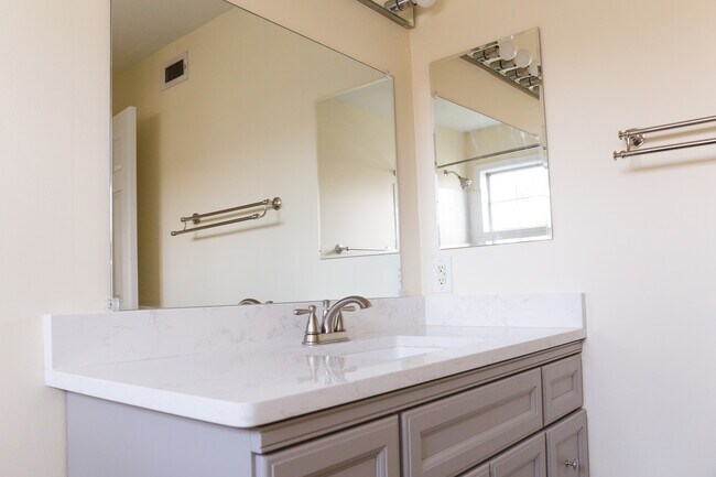 Building Photo - 14049 Vista Drive