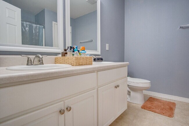 Building Photo - Spacious 3 Bedroom Home Minutes from Downtown Pensacola! Available February 1st