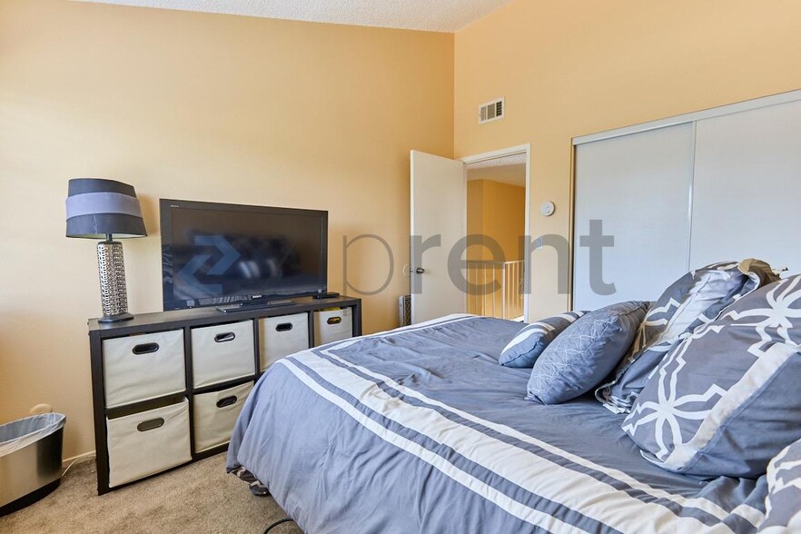Building Photo - Unit