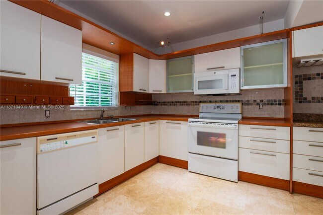 Building Photo - 5490 SW 57th Ave
