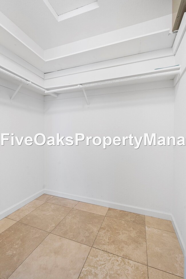Building Photo - 3301 Burberry Way