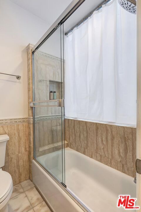 Building Photo - 323 N Palm Dr