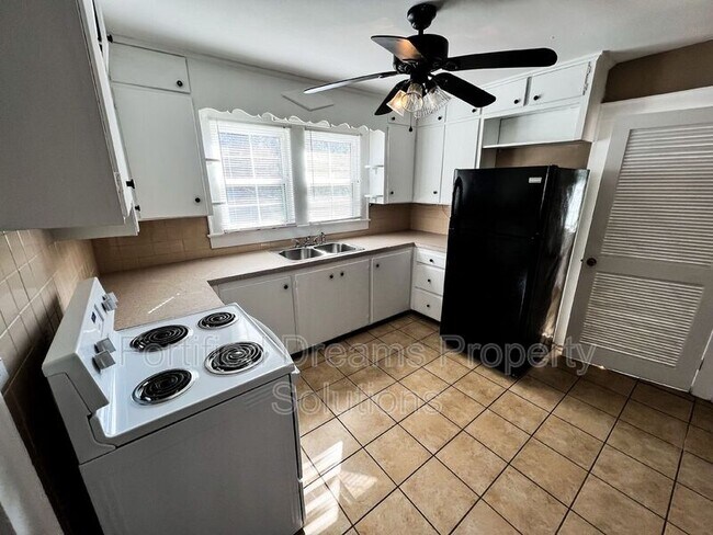 Building Photo - 316 Elmwood Dr