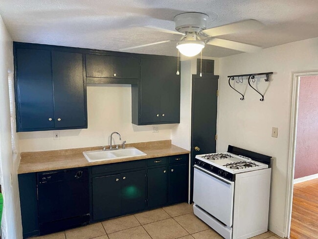 Building Photo - 1 bedroom / 1 bath close to KAFB and I-25 Move-in Special!