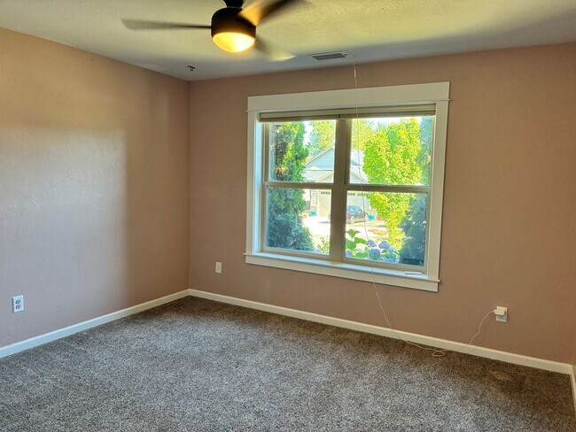 Building Photo - Beautiful East Medford 4 Bedroom 2 Bathroom Home