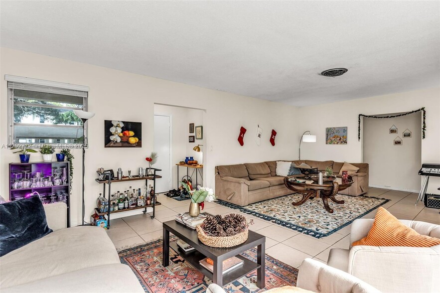 Building Photo - 1130 Cotorro Ave