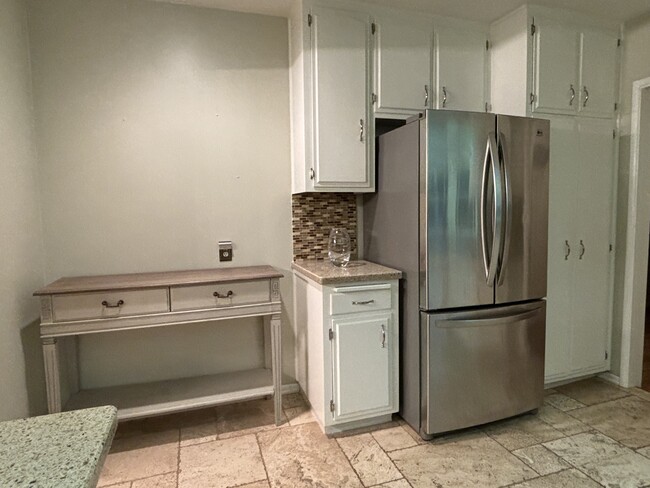 Loads of cupboards and stainless fridge - 5450 Burnet Ave