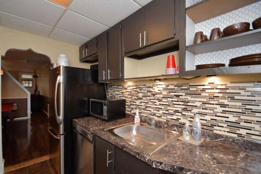 Building Photo - 245 Pensdale St