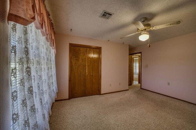 Building Photo - 308 SE Camelot Dr