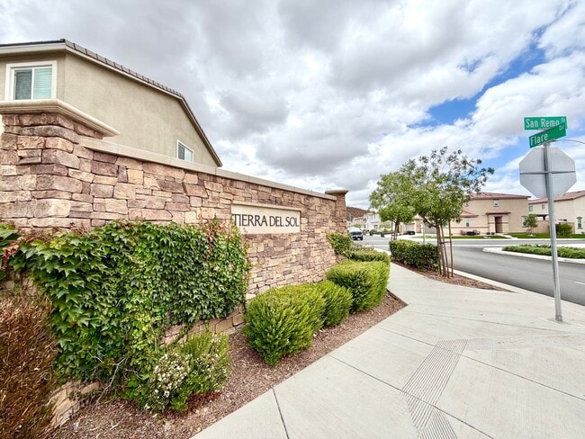 Building Photo - Modern 5 Bedroom 3 Bathroom Home in Tierra Del Sol with INCLUDED Solar & Low-Maintenance Living
