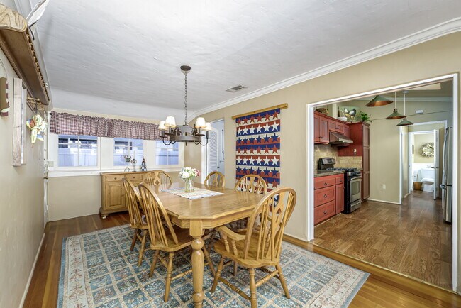 Building Photo - "Charming 4-Bedroom Classic Cottage & Cozy Fireplace in heart of Balboa