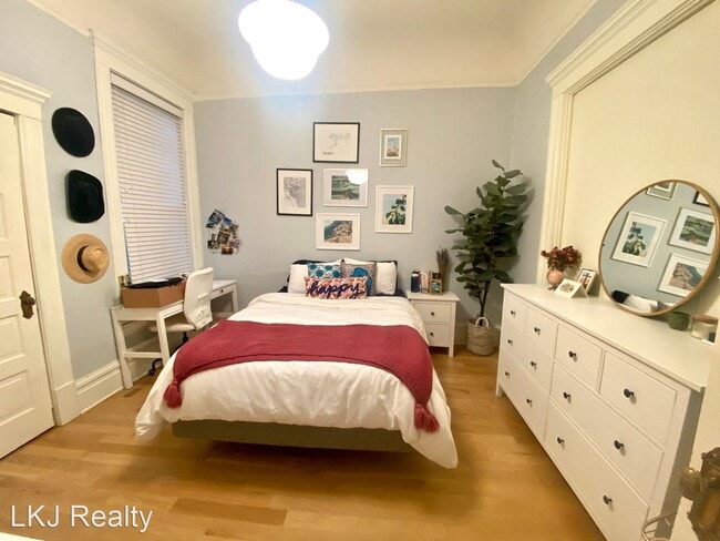 Building Photo - 4 br, 1.5 bath House - 2926 Pine Street