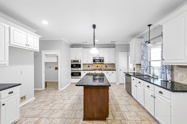 Building Photo - 902 Fairgate Dr