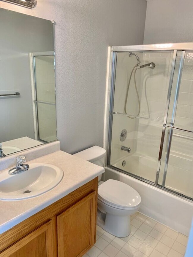 Building Photo - Tranquil 2 bed 2.5 bath Townhouse in Fairf...