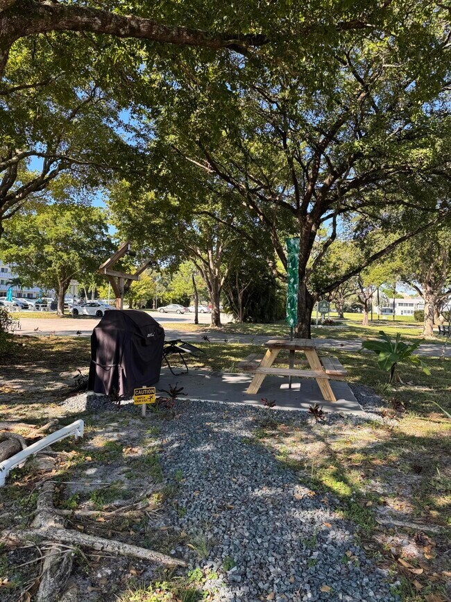 Building Photo - 6 Keswick A