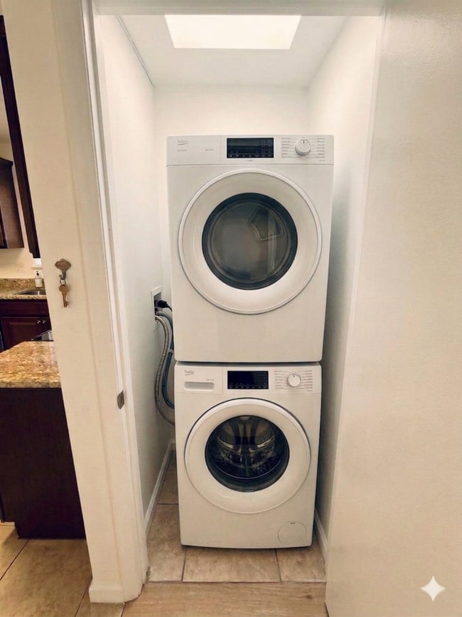 Building Photo - Updated 4-Bedroom Home for Rent in Pinellas Park | Spacious Layout | Stainless Steel Appliances