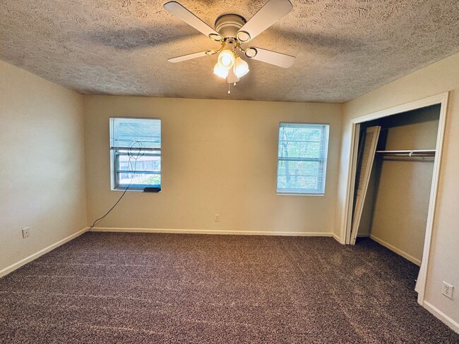 Building Photo - Lovely Town Home