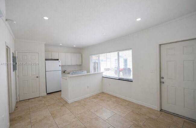 Building Photo - 572 NE 67th St