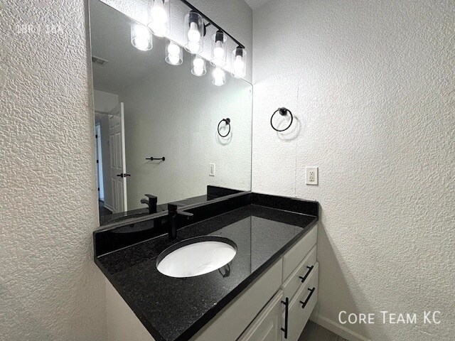 Building Photo - 320 W 7th St