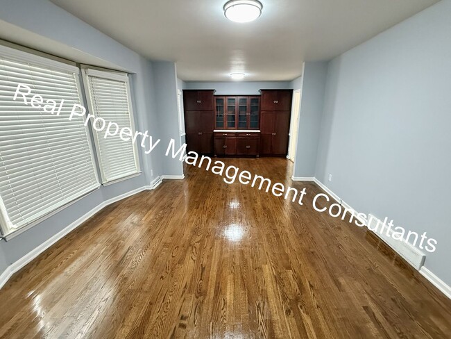 Building Photo - Stylish Split-Level Living in Overland Park  – Pet-Friendly