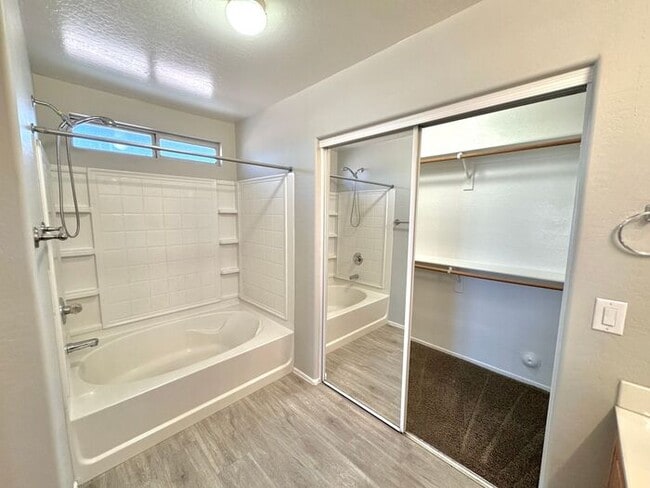 Building Photo - 1056 E Lakeview Dr