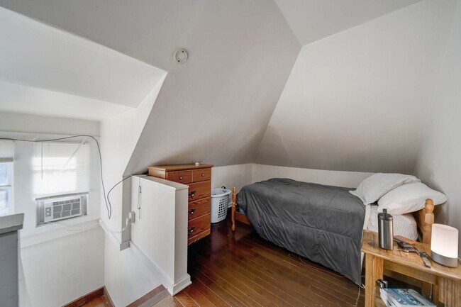 Building Photo - 4 or 5 Bedroom Right off of High St - OSU Campus