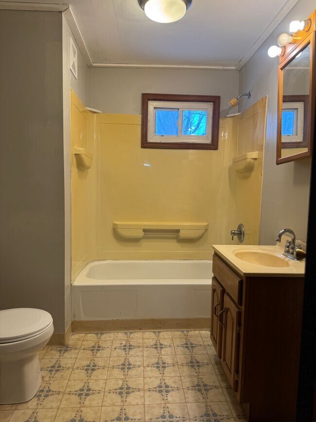 Building Photo - 3 Bedroom Home For Rent in Carbondale