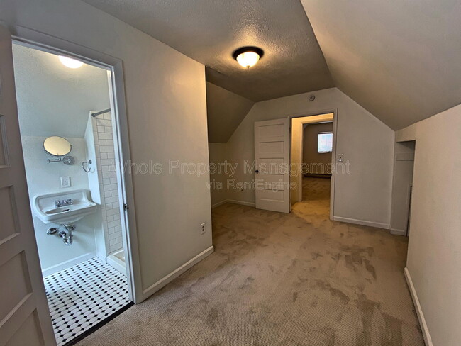 Building Photo - 715 Elati St