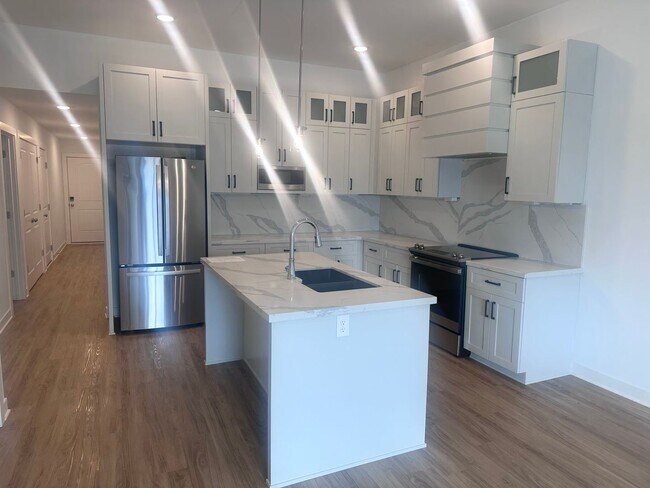 Building Photo - 4 Bed | 3 Bath | 1 Car Garage Duplex in Kansas City w/ Move in Special