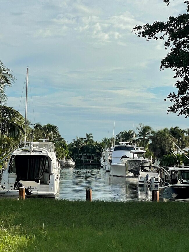 Building Photo - 2708 NE 14th Street Causeway