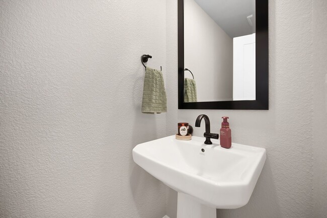 Building Photo - Beautiful 3 Bedroom Home with Updated Finishes & 2-Car Garage!